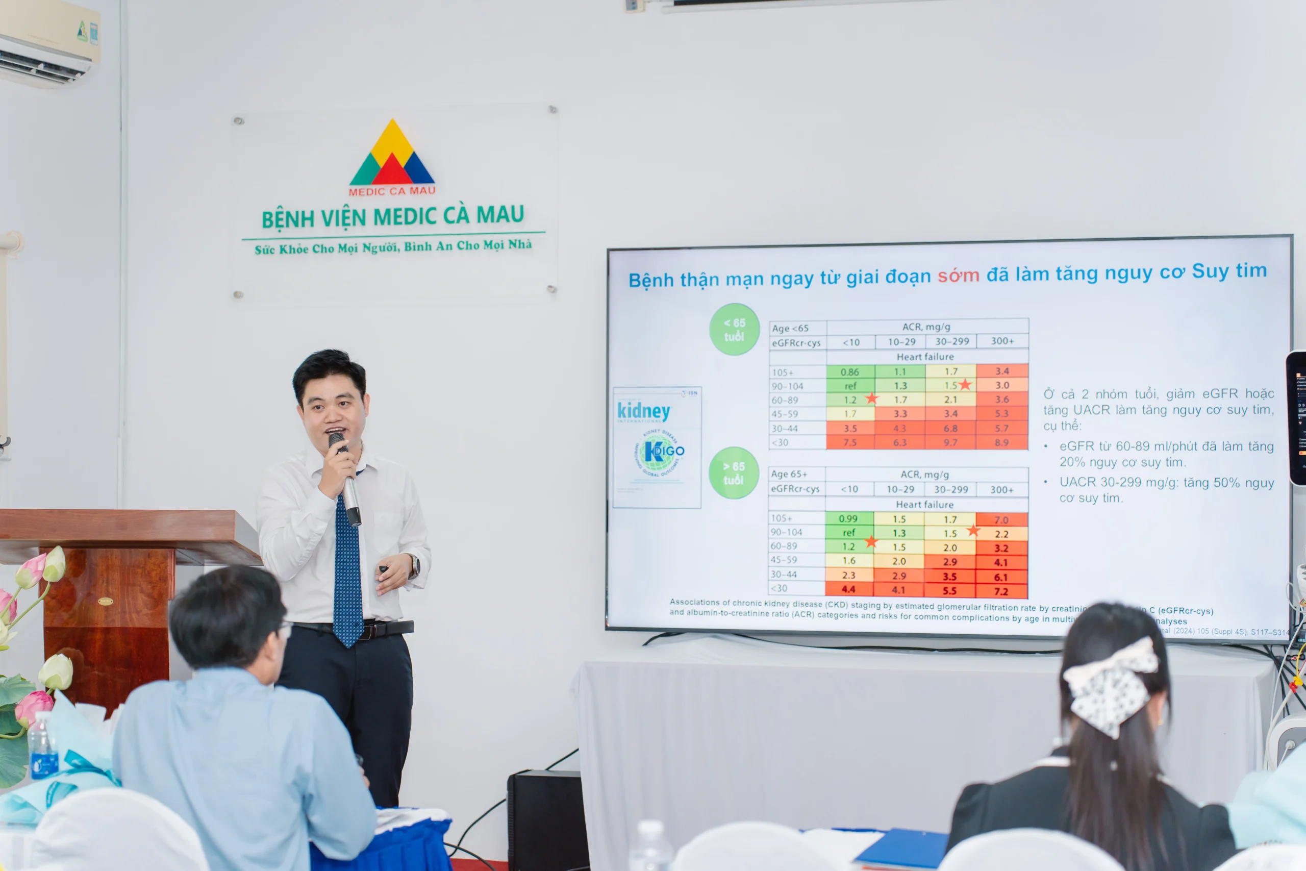 ThS.BS Nguyễn Dinh trình bày chuyên đề tại hội nghị