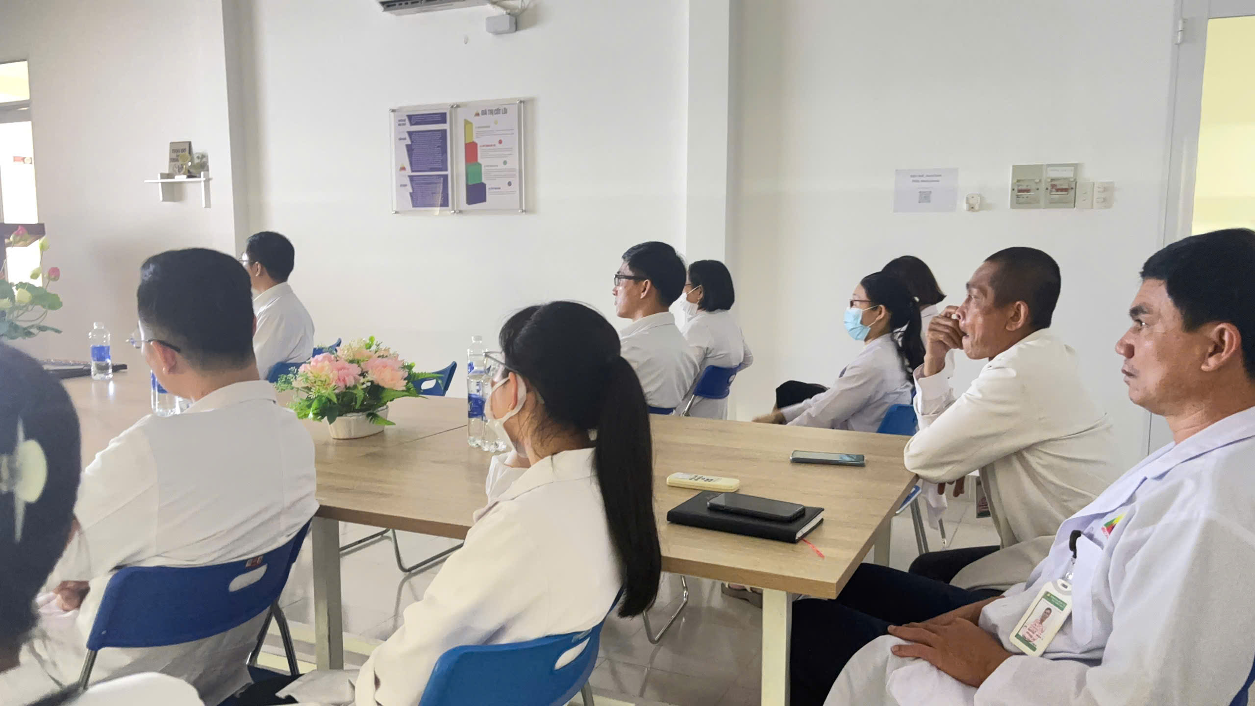 Toàn cảnh buổi sinh hoạt khoa học định kỳ tại MEDIC Cà Mau với chuyên đề "Tối ưu kiểm soát Glucose máu với CGM" do BS. Từ Thị Diệu trình bày.