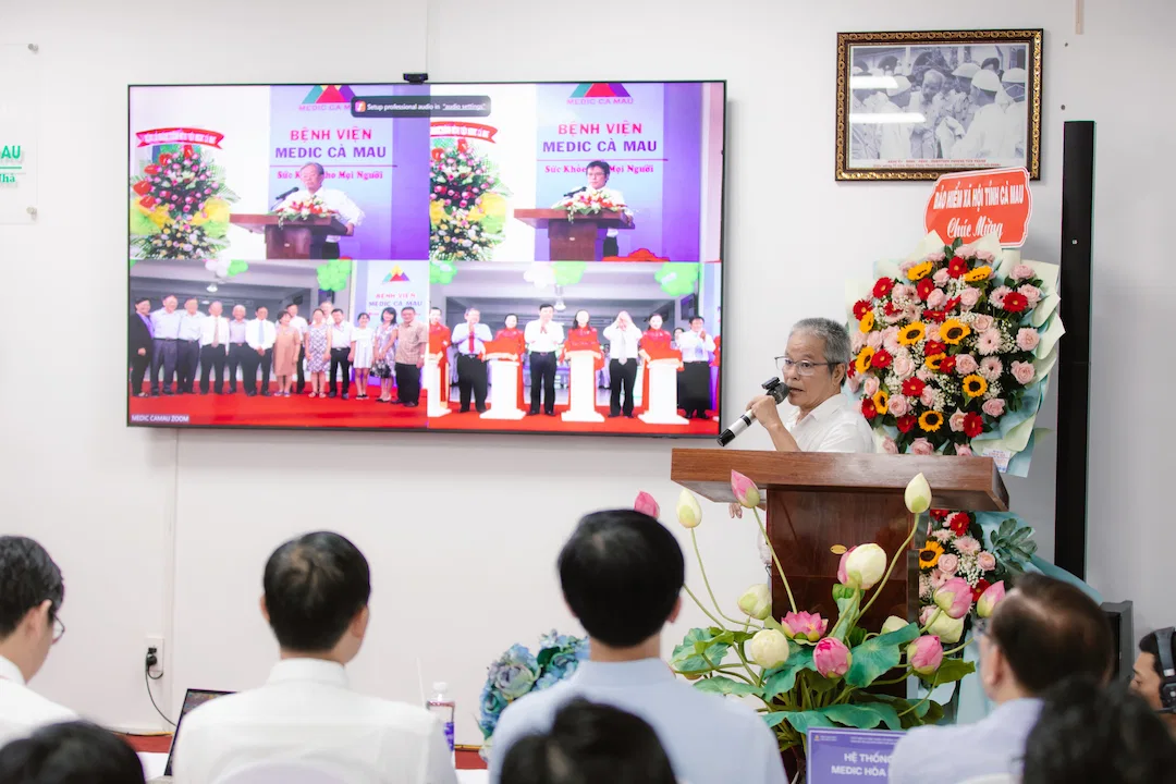 Ông Phan Thanh Tòng phát biểu nhìn lại hành trình hình thành và phát triển của bệnh viện.
