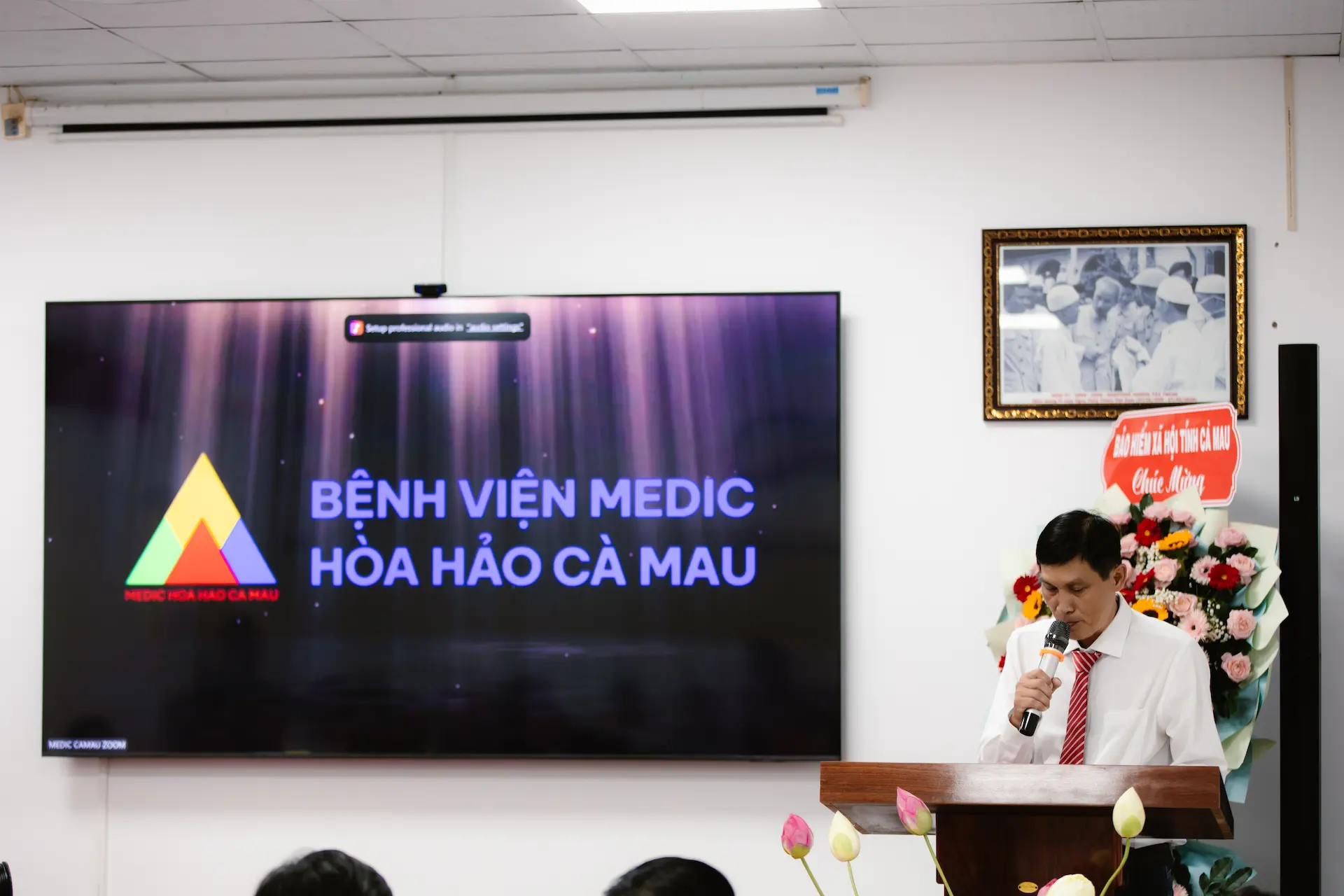 Ông Trần Hoàng Minh đọc bản tuyên bố công khai tên gọi mới cho bệnh viện
