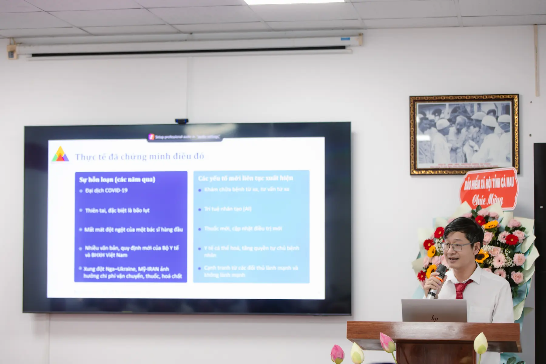 Ông Trần Thanh Sang đang phát biểu về tuyên bố mục đích, tầm nhìn và sứ mạng của bệnh viện.