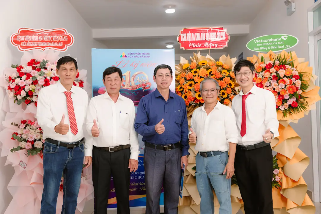 Ban lãnh đạo cùng đối tác giao lưu tại buổi lễ.