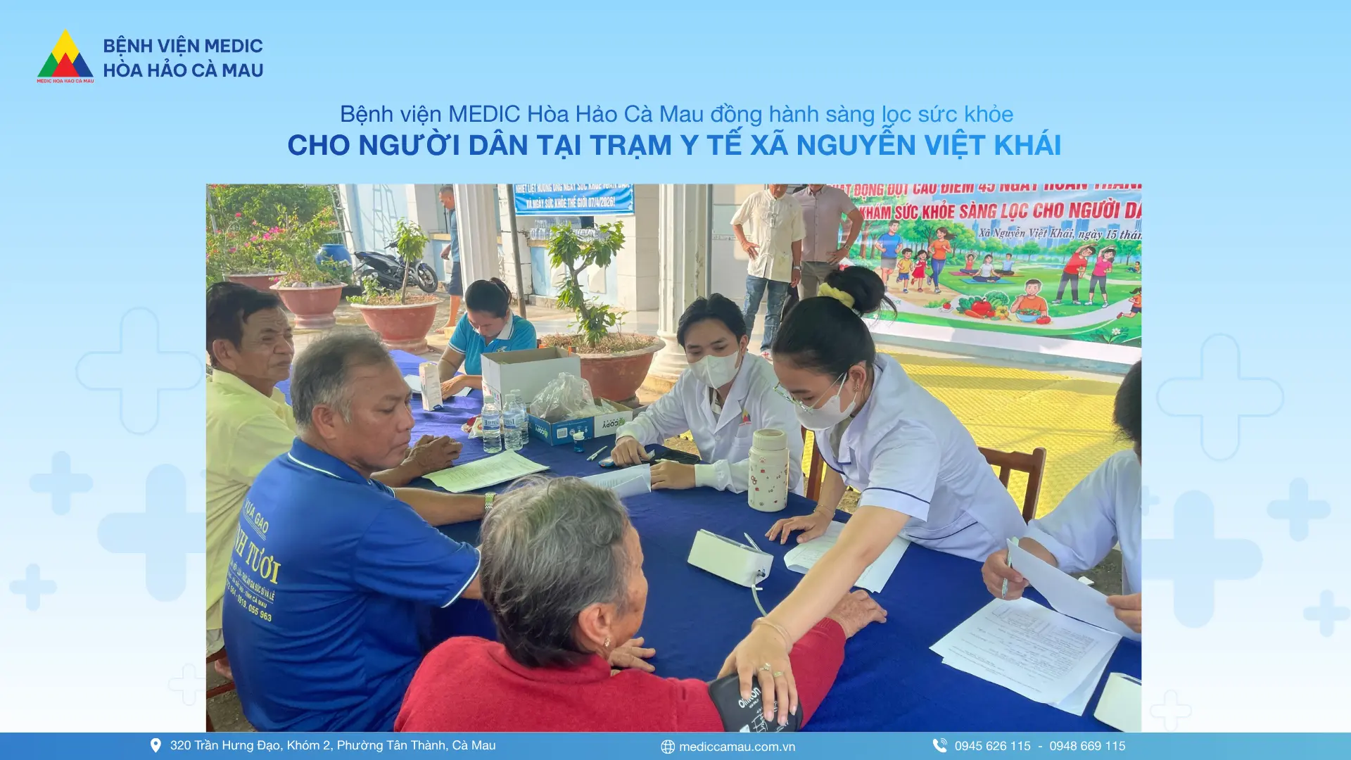 Đội ngũ nhân viên y tế phối hợp thực hiện các hoạt động sàng lọc, kiểm tra sức khỏe cho người dân địa phương.