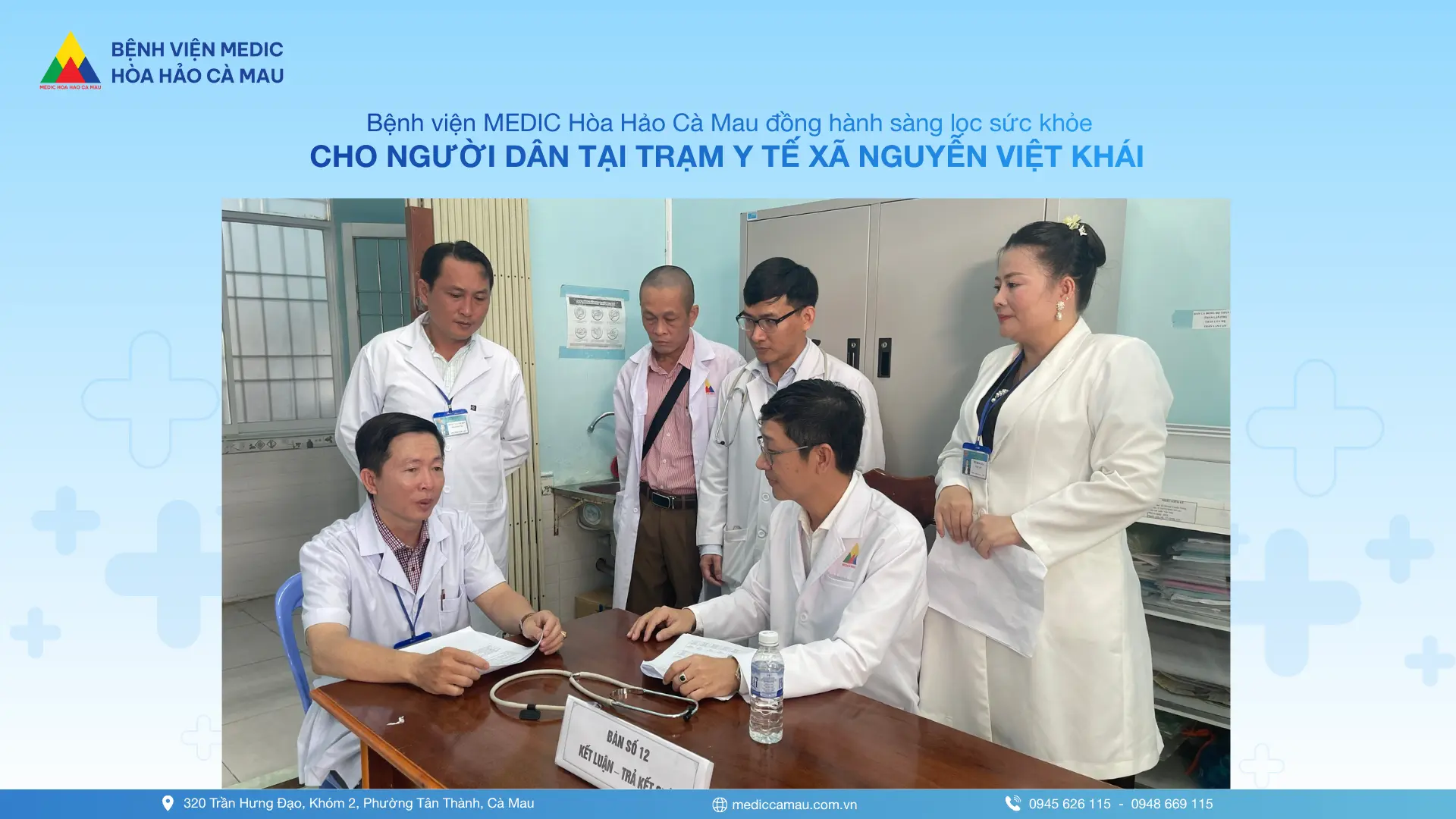 Đội ngũ bác sĩ và nhân viên y tế trao đổi chuyên môn, phối hợp trong quá trình thăm khám và sàng lọc sức khỏe.