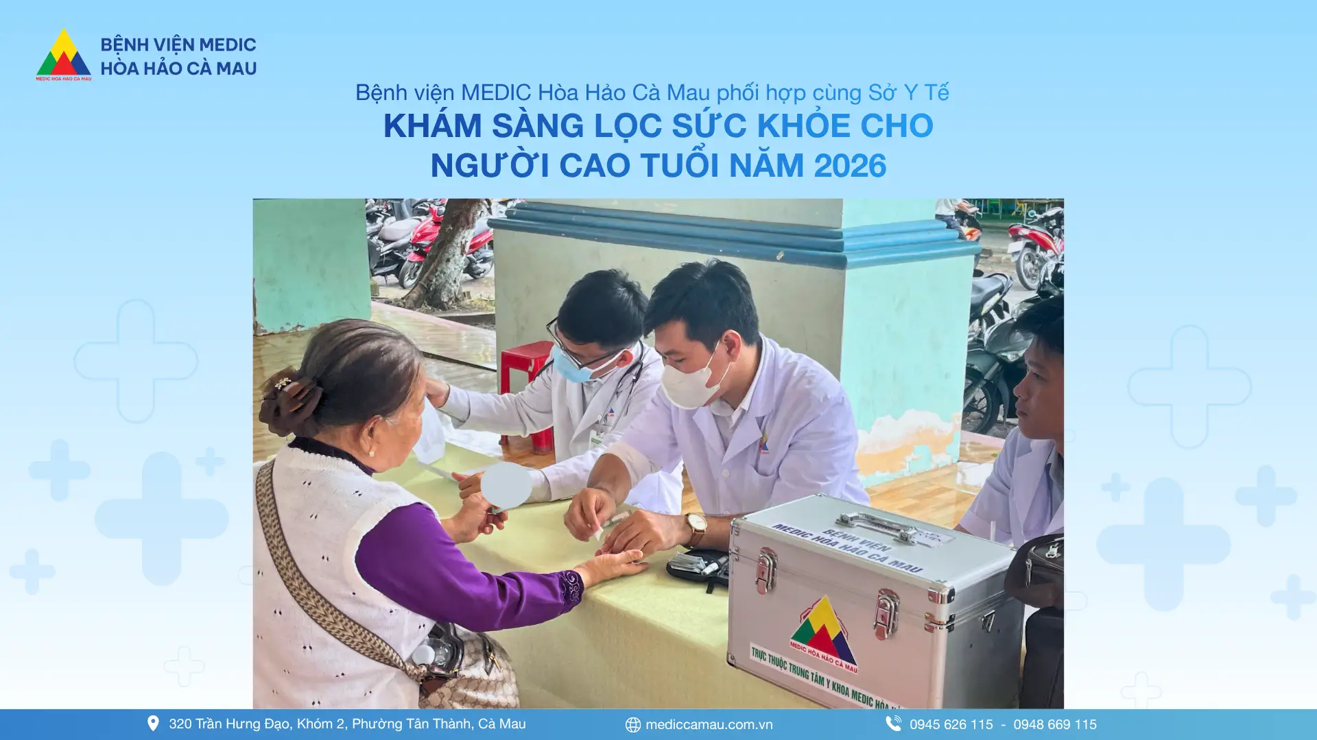 Nhân viên Bệnh viện MEDIC Hòa Hảo Cà Mau thực hiện khám, kiểm tra sức khỏe cho người cao tuổi.