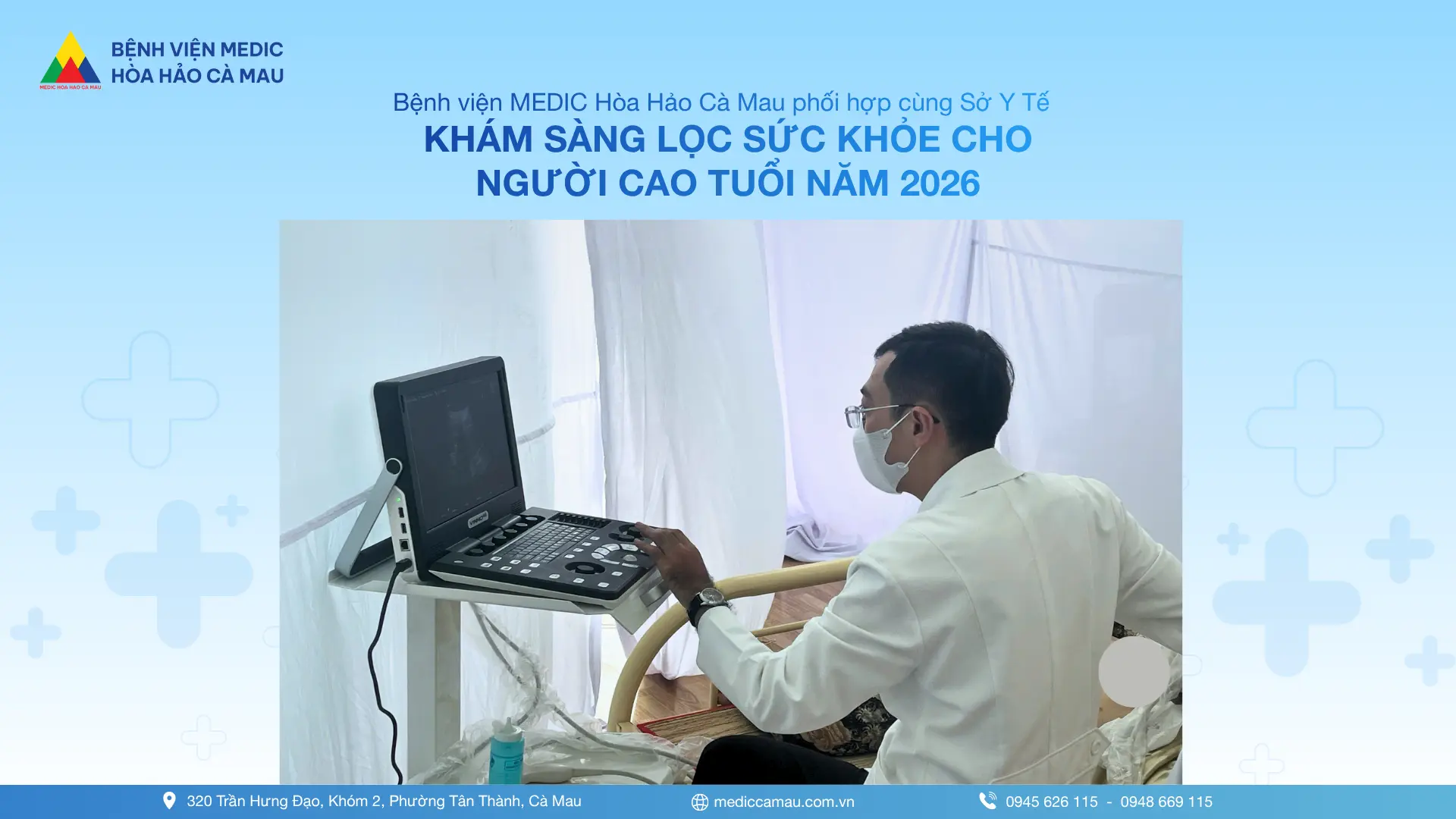Bác sĩ đang thực hiện siêu âm cho người bệnh.